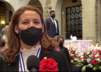 Guatemalteca es galardonada tras 25 años de servicio en el Minex