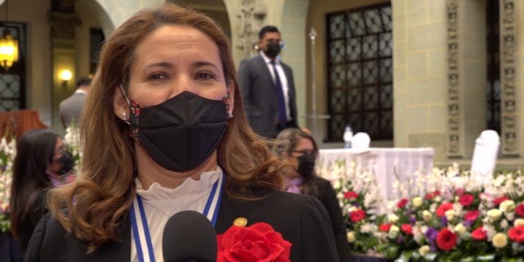 Guatemalteca es galardonada tras 25 años de servicio en el Minex