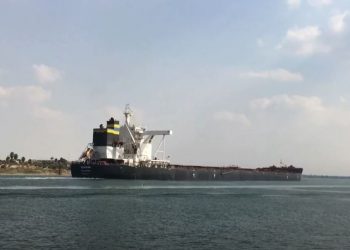 El canal de Suez restablece operaciones marítimas