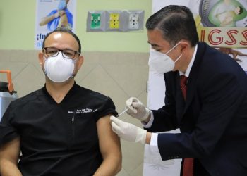 El doctor Víctor Hugo Figueroa, del área de intensivo del IGSS, se convirtió en el primer medico en ser vacunado contra el COVID-19,