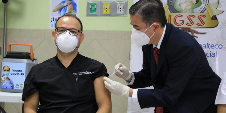 El doctor Víctor Hugo Figueroa, del área de intensivo del IGSS, se convirtió en el primer medico en ser vacunado contra el COVID-19,