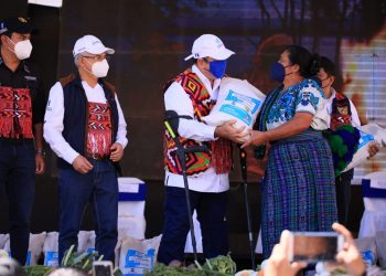Entrega de semilla biofortificada a pobladores de Almolonga, Quetzaltenango