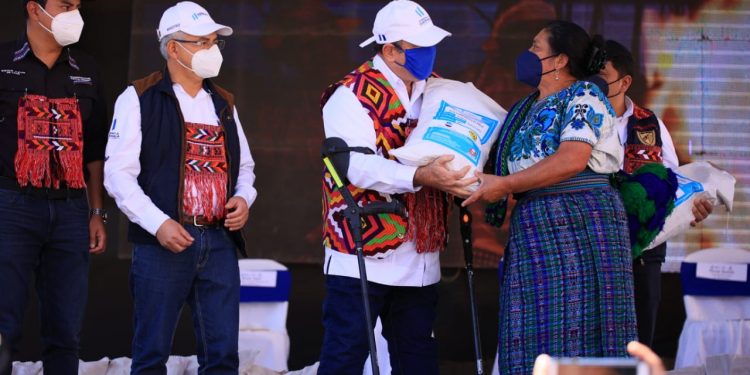 Entrega de semilla biofortificada a pobladores de Almolonga, Quetzaltenango