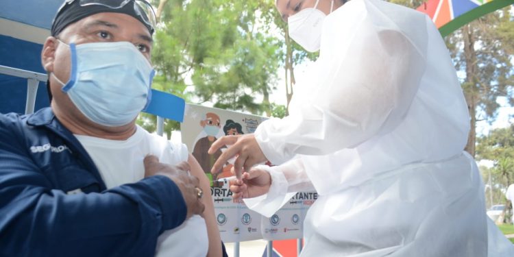 Continúa vacunación contra COVID-19 en las 29 áreas de salud./Foto: MSPAS.