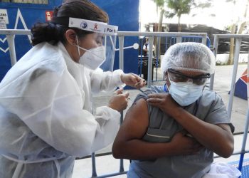 Aplican vacunas contra coronavirus en Guatemala ./Foto: MSPAS.