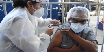 Aplican vacunas contra coronavirus en Guatemala ./Foto: MSPAS.