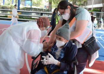 Adultos mayores reciben primera dosis de vacuna contra COVID-19./Foto: MSPAS.