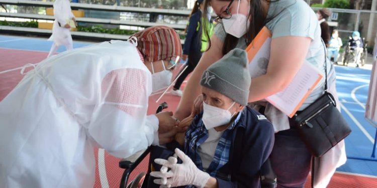 Adultos mayores reciben primera dosis de vacuna contra COVID-19./Foto: MSPAS.