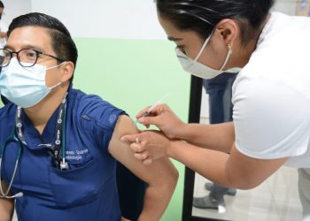 Personal de primera línea reciben segunda dosis de vacuna contra CPVOD-19./Foto: Ministerio de Salud.