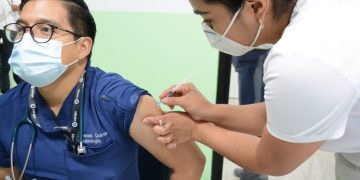 Personal de primera línea reciben segunda dosis de vacuna contra CPVOD-19./Foto: Ministerio de Salud.
