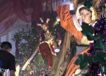 Feligreses católicos honran a Jesús Nazareno de las Tres Potencias, en este lunes santo