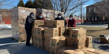 Guatemaltecos residentes de Providence, Rhode Island, Estados Unidos, afectados por la pandemia del COVID-19, recibieron este martes cajas que contienen alimentos