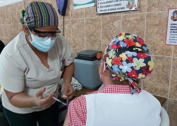 Continúa vacunación en personal del Instituto Guatemalteco de Seguridad Social./Foto: IGSS.