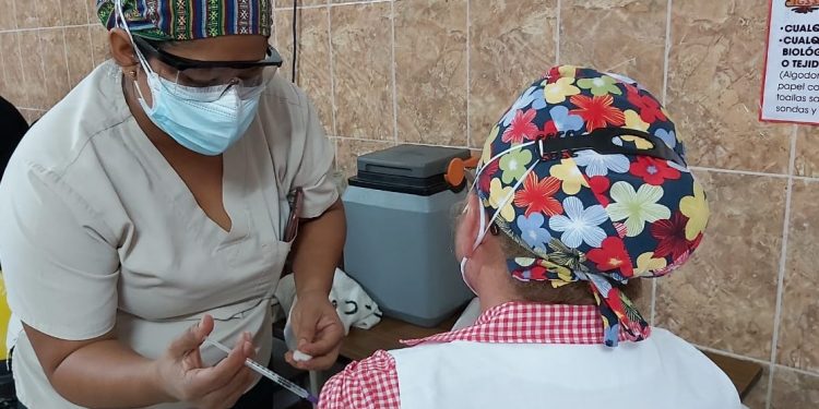 Continúa vacunación en personal del Instituto Guatemalteco de Seguridad Social./Foto: IGSS.