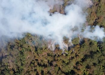 Cerca de 500 personas mantienen acciones para controlar incendio en volcán Atitlán