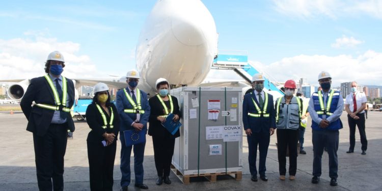 Arriba a Guatemala el primer lote de vacunas de AstraZeneca a través del mecanismo COVAX./Foto: MSPAS.