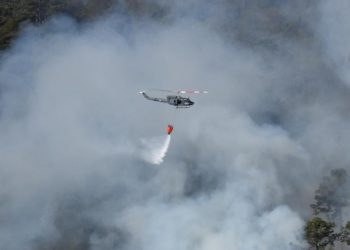Por aire y tierra continúa el combate del incendio en el volcán Atitlán