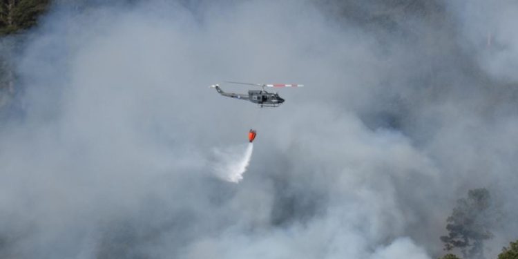 Por aire y tierra continúa el combate del incendio en el volcán Atitlán