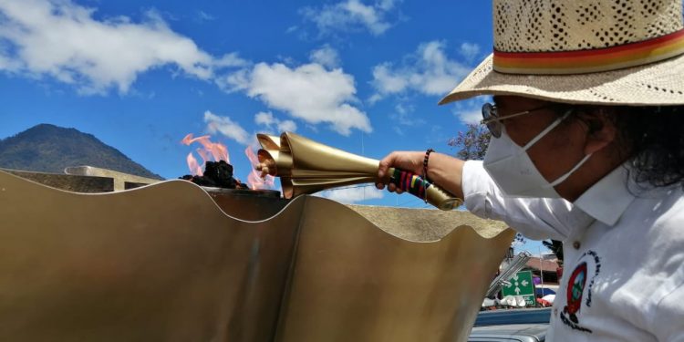 Fuego patrio del bicentenario llega a Santiago Atitlán