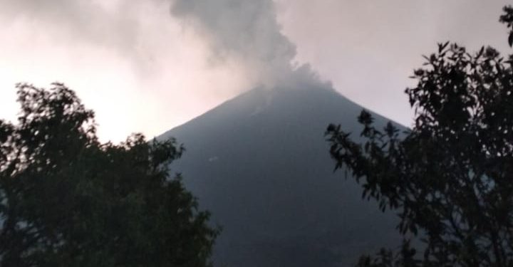 Reportan caída de ceniza en sectores aledaños al volcán de Pacaya