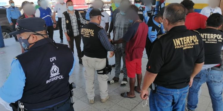 Guatemala expulsa a presuntos integrantes de pandilla beliceña