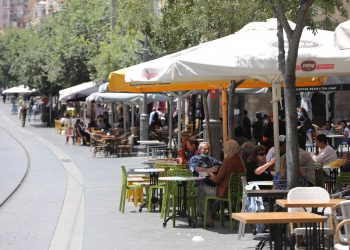 Israel reabre cafés, bares y restaurantes.