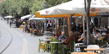 Israel reabre cafés, bares y restaurantes.