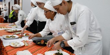 Mineduc acompañará a jóvenes tecnificados en proceso de inserción laboral