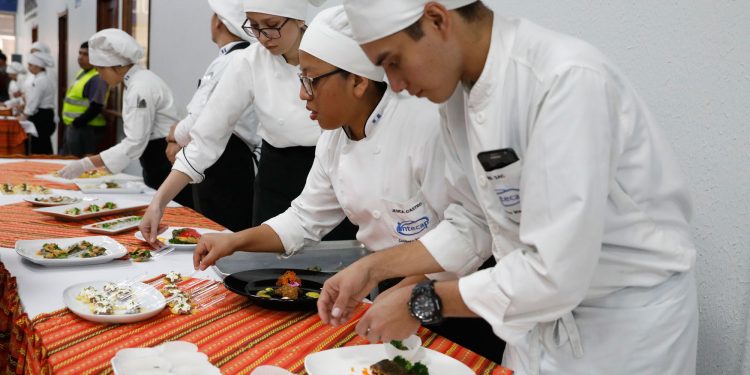 Mineduc acompañará a jóvenes tecnificados en proceso de inserción laboral