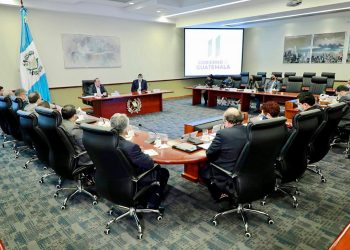 La reunión de Consejo de Ministros se realiza en Casa Presidencial.