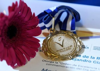 Brindan Orden de Excelencia Laboral a guatemalteca que vela por el medio ambiente