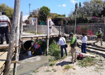 Toman muestras de agua en Sololá para determinar contaminación del lago de Atitlán
