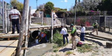 Toman muestras de agua en Sololá para determinar contaminación del lago de Atitlán