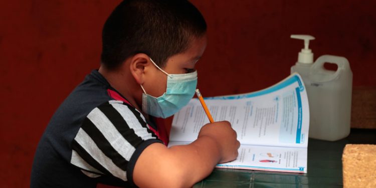 Maestros fortalecen conocimientos sobre prevención de coronavirus en establecimientos educativos