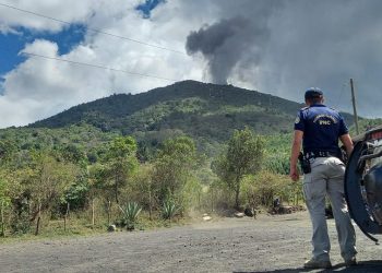 Oficial de la PNC en lugar turístico