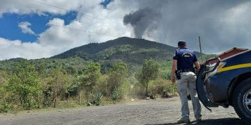 Oficial de la PNC en lugar turístico