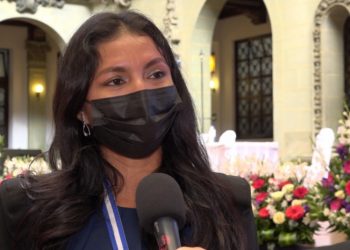 Perla Ovalle, cosechadora de caña de azúcar, recibe premio por excelencia laboral
