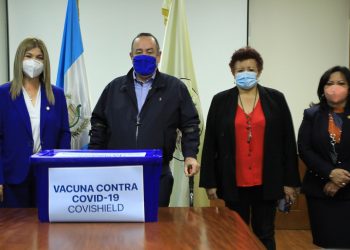 Presidente Alejandro Giammattei entrega 5 mil dosis de vacunas contra el COVID-19 al IGSS