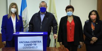 Presidente Alejandro Giammattei entrega 5 mil dosis de vacunas contra el COVID-19 al IGSS