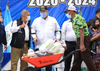 Presidente entrega de alimentos en Chimaltenango