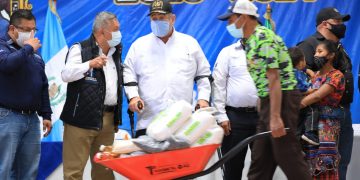 Presidente entrega de alimentos en Chimaltenango