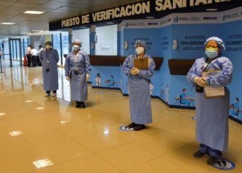 Profesionales de la salud realizan las pruebas COVID-19 en el Aeropuerto Internacional la Aurora