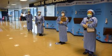 Profesionales de la salud realizan las pruebas COVID-19 en el Aeropuerto Internacional la Aurora