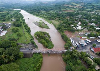 Guatemala y El Salvador acuerdan construcción de dos puentes en sus fronteras