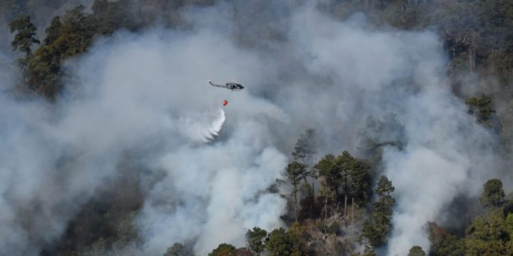 Se reactiva el fuego en flanco sur del volcán Atitlán