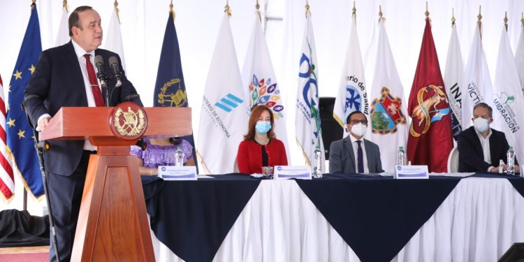 Presidente convoca a todos los sectores para trabajar a favor de las mujeres