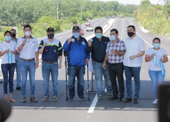 Presidente y autoridades locales corte de cinta