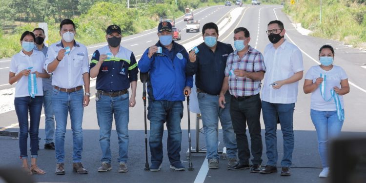 Presidente y autoridades locales corte de cinta