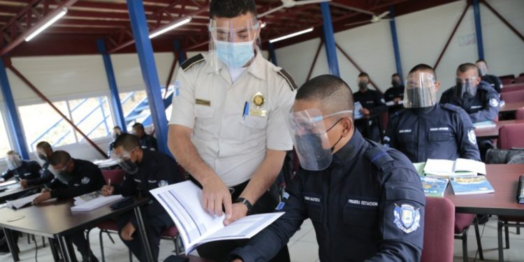 Elementos de la PNC se especializan para combatir el crimen