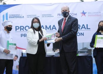 Donan materiales y equipo para estudiantes de diversificado